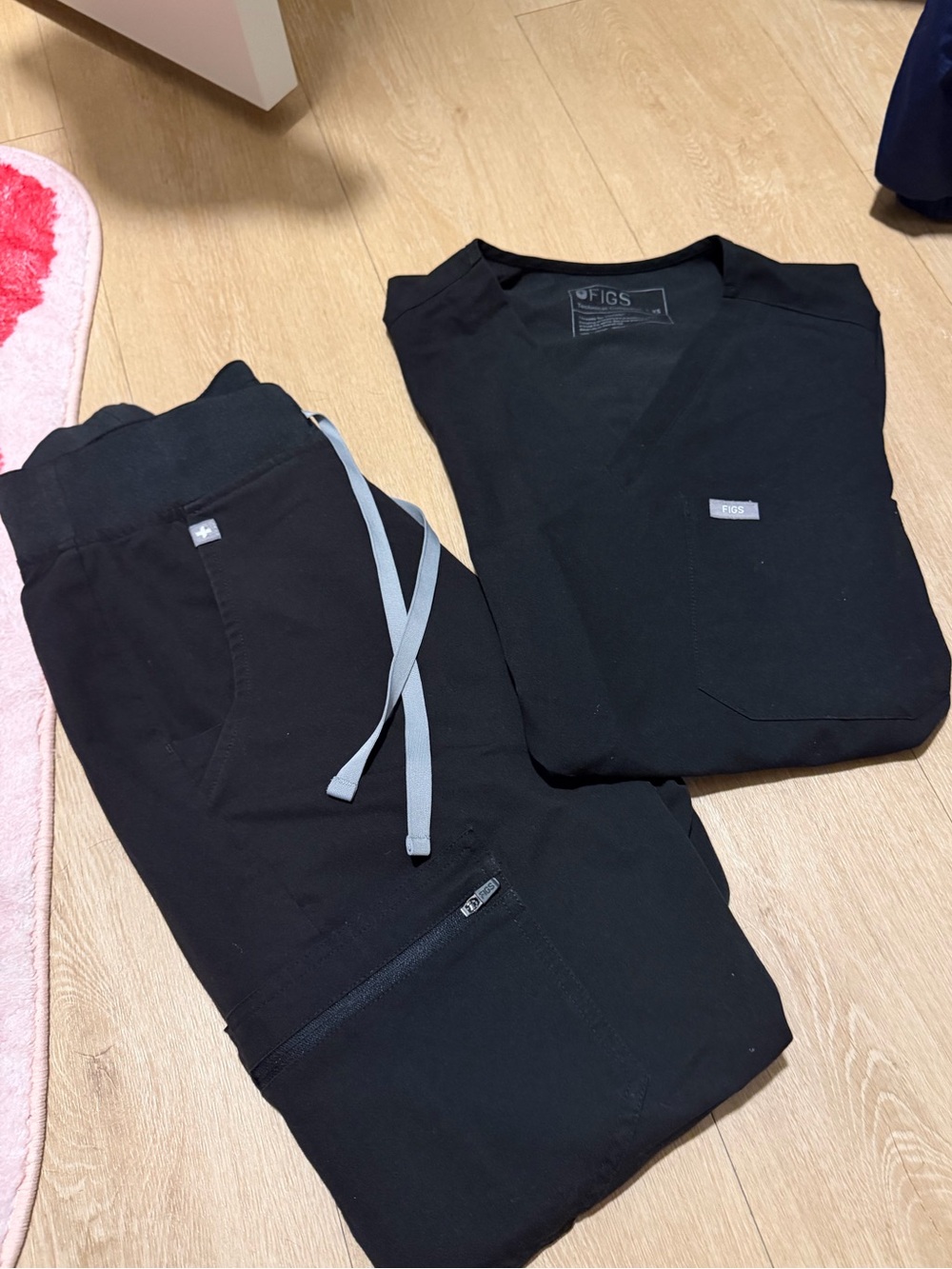 Figs Women's Black Drawstring Scrub Joggers and Top Set - Picture 3 of 3